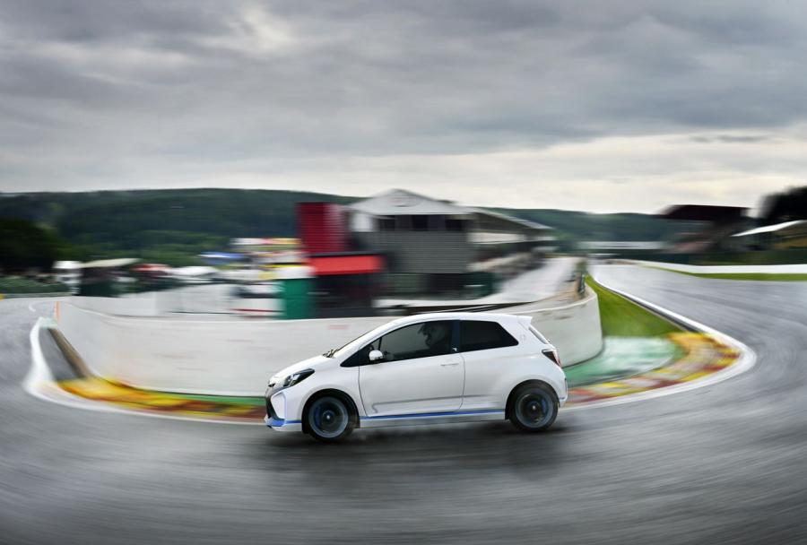  Toyota Yaris Hybrid-R Concept 2013 года  (фото 37 из 42)